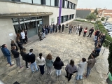Durant la lectura del manifest al davant de l'ens (foto: Consell Comarcal de les Garrigues).