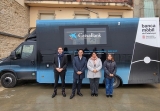 Durant la inauguració de la banca mòbil (foto: Generalitat).