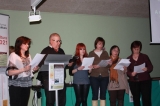 Els membres del Grup Nissaga durant la lectura dramatitzada a la biblioteca.