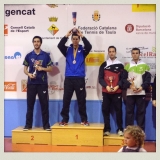 Oriol Monzó aixeca el trofeu de vencedor.
