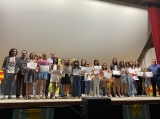 Els alumnes premiats amb els membres del jurat i autoritats (foto: Aj. Castelldans).