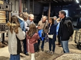 Durant una visita al molí antic (foto: Cooperativa de la Granadella).