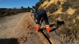 Un dels tècnics que està realitzant les obres (foto: Diputació de Lleida).