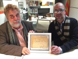 Joan Ramon Veny i Josep Segura, amb el dibuix de Torres (foto: ABB).