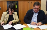 Muro i Bertran en el moment de la signatura del conveni.