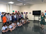 Elsa alumnes i la seva professora, el dia de la inauguració (foto: AJ).