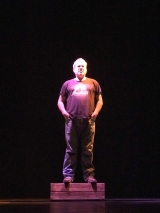 Sergi López interpretant "Non Solum" al Teatre Foment (foto: Aj. Juneda).
