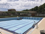 Els operaris posant a punt la piscina (foto: AJ).