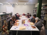 Una de les últimes trobades del grup de poesia a la biblioteca (foto: Biblioteca Marquès d'Olivart).