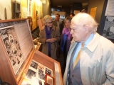 Pujol observa un dels documents de l'Espai Macià (Foto: Aj. de les Borges).