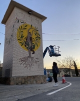 L'artista Isabel Elies pintant el mural (foto: Endesa).
