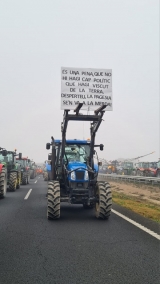 Un tractor a la mobilització amb una pancarta reivindicativa.